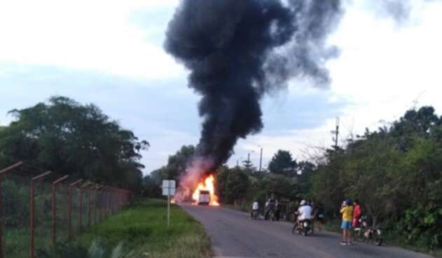 Vehículos incinerados en Arauca.
