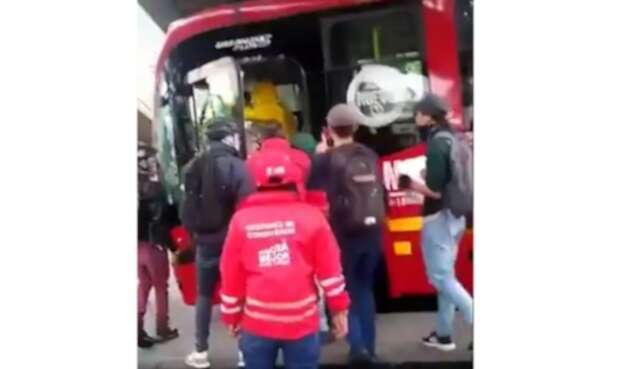 El robo de bus de Transmilenio por parte de encapuchados