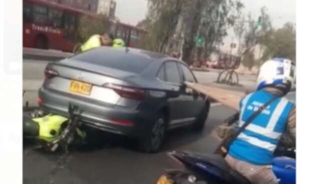Conductor así se llevó motos de la policía Conductor así se llevó motos de la policía