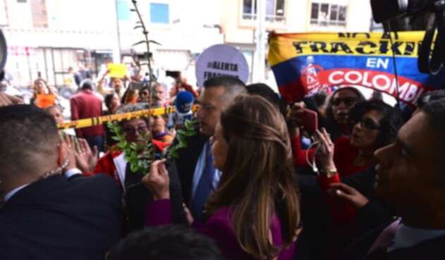 Vicepresidenta y manifestantes contra el fracking Vicepresidenta y manifestantes contra el fracking