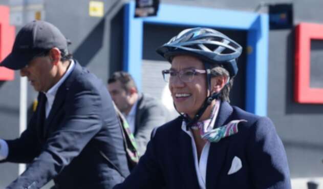 Claudia López realiza un recorrido en bicicleta previo a su posesión como alcaldesa