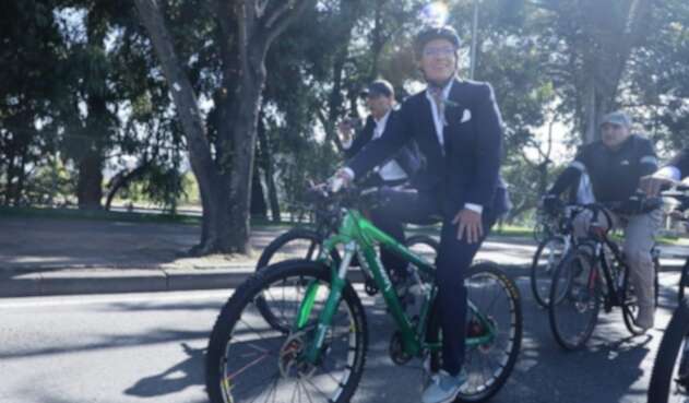 Claudia López realiza un recorrido en bicicleta previo a su posesión como alcaldesa