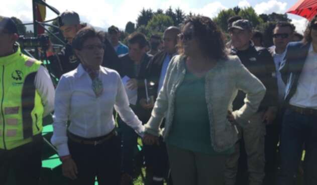 Claudia López y Angélica Lozano en evento de posesión de la alcaldesa de Bogotá