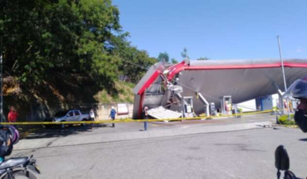 Así quedó la estación de servicio afectada por la caída del cable.
