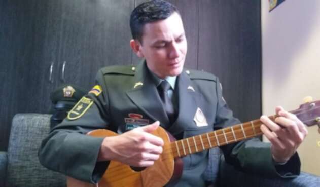 El patrullero Jeferson Chaparro Viancha compuso la canción con la que rinde homenaje a las víctimas del atentado en la Escuela de Cadetes de la Policía General Santander