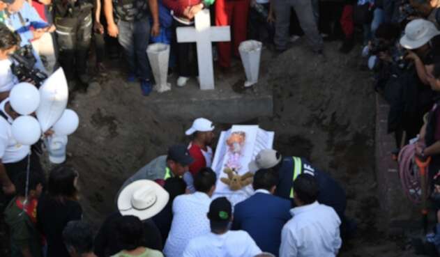 Entierro de niña asesinada en México