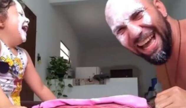 Padre e hija juegan "piedra, papel o tijera"