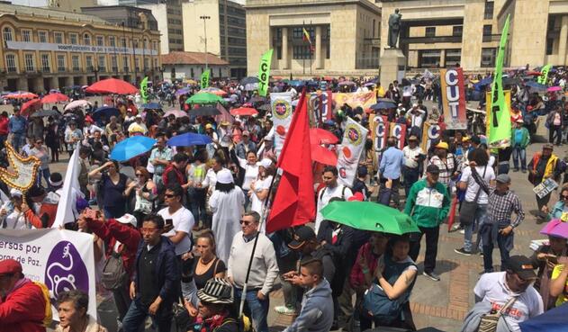 Marcha de maestros en la Plaza de Bolívar