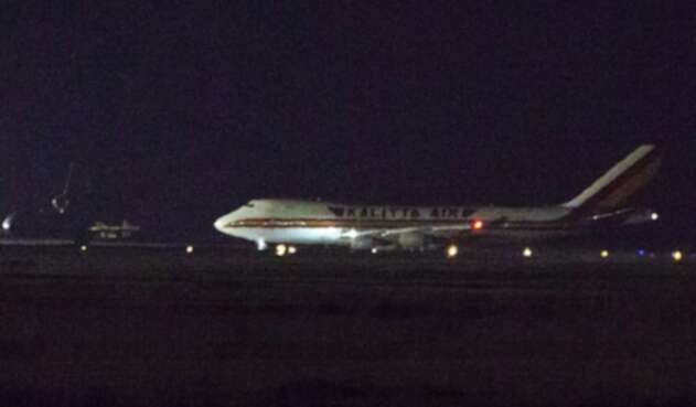 Avión en que se evacuaron estadounidenses por coronavirus