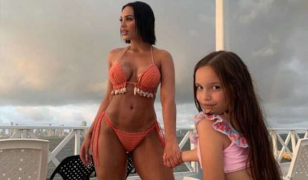 Andrea Valdiri y su hija Isabella