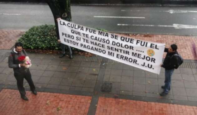 Santiago pidió perdón a María con cartel