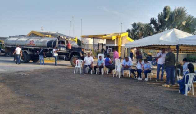 los empresarios bloquearon las plantas distribuidoras y cerraron las estaciones de combustible