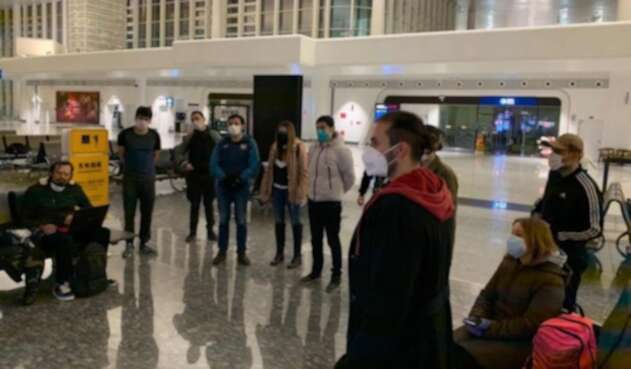 Colombianos repatriados esperando en aeropuerto en Wuhan