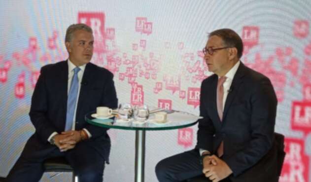 Iván Duque junto a Fernando Quijano