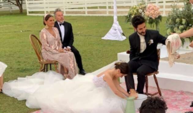 Evaluna le lava los pies a Camilo