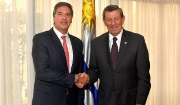 Fernando Sanclemente Alzate saluda al ministro de Relaciones Exteriores del Uruguay, Rodolfo Nin Novoa.