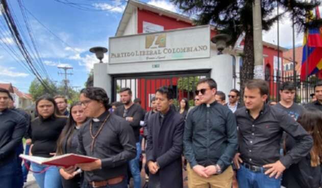 Jóvenes renuncian al Partido Liberal Jóvenes renuncian al Partido Liberal