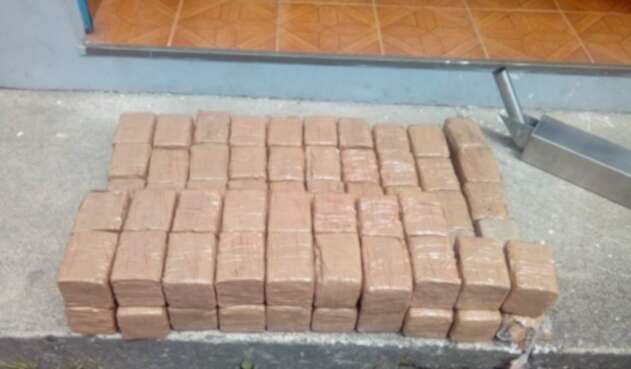 75 kilos de Marihuana fueron encontrados en le vehículo asignado la esquema de protección.