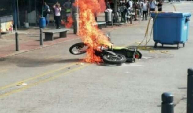 los encapuchados quemaron la moto delante de la gente