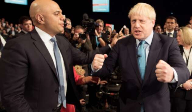 Sajid Javid, ministro británico de Finanzas, junto a Boris Johnson