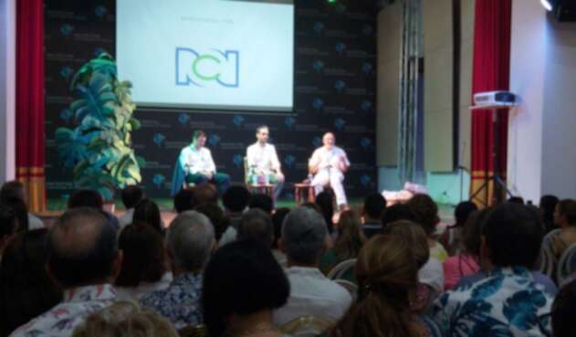 El conversatorio en el que participaron José Tolosa y Javier Cómez, fue moderado por el periodista Juan Lozano