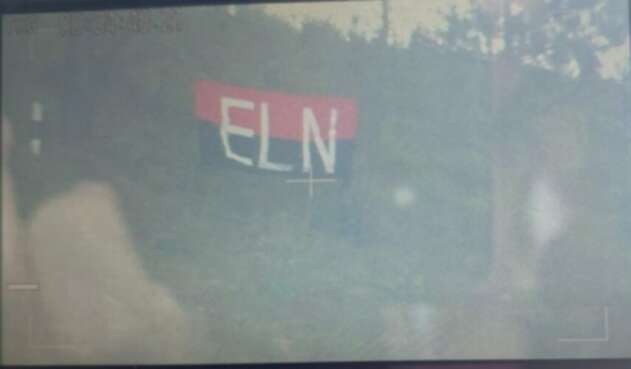 Esta bandera fue dejada al lado de la torre derribada en Medellín.