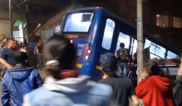 Bus de Sitp se estrelló contra una vivienda