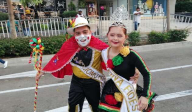 Los reyes del Carnaval Fides disfrutaron de su desfile.