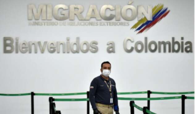 Funcionario de Migración Colombia, en el aeropuerto Eldorado de Bogotá.