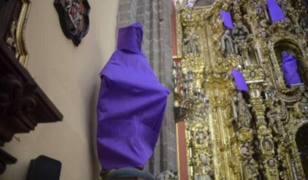 Iglesia cubre figuras femeninas