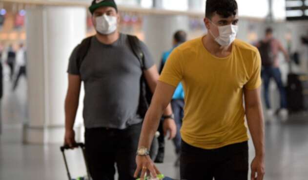 Viajeros en Colombia toman medidas ante incremento de casos de coronavirus