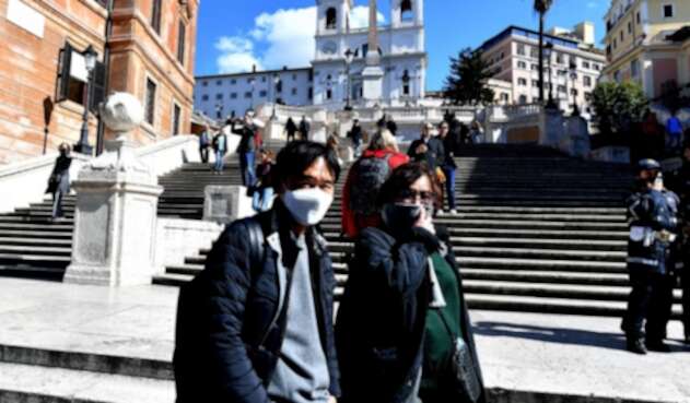 Habitantes de Roma toman precauciones contra coronavirus