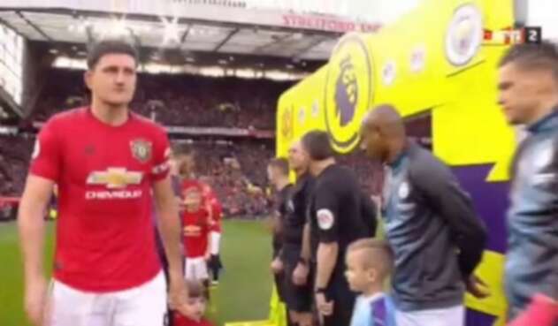 Jugadores y árbitros no se saludaron con la mano en el clásico de Manchester