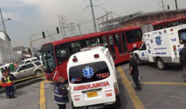 Choque de ambulancia con bus de Transmilenio