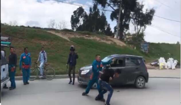 Ciudadano se agarra con empleado de la ETB