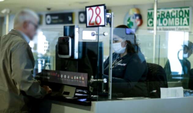 Controles por coronavirus en aeropuerto El Dorado