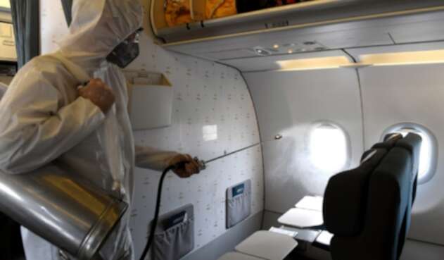 Limpieza de avión para evitar propagación de coronavirus