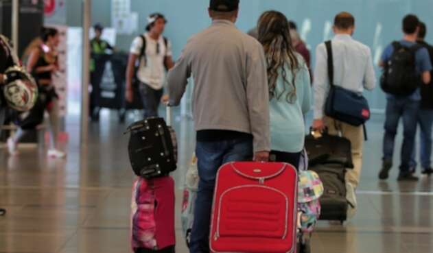 Pasajeros en aeropuerto El Dorado