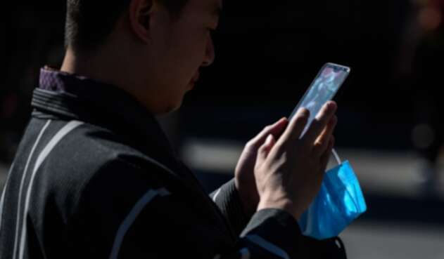 Coronavirus sobrevive varios días en los celulares