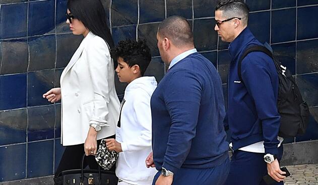 Cristiano Ronaldo visita a su mamá Cristiano Ronaldo visita a su mamá