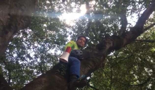 Hombre protesta ante el Minambiente por la minería en Santurbán
