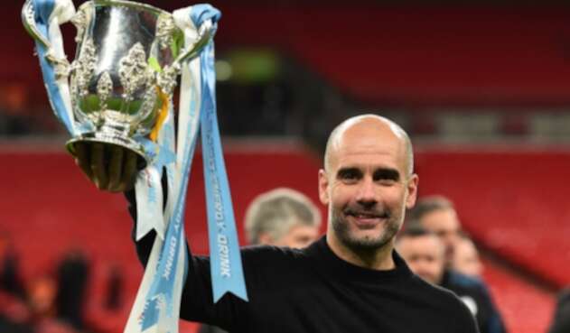 Pep Guardiola alza la Copa de la Liga que logró Manchester City Pep Guardiola alza la Copa de la Liga que logró Manchester City