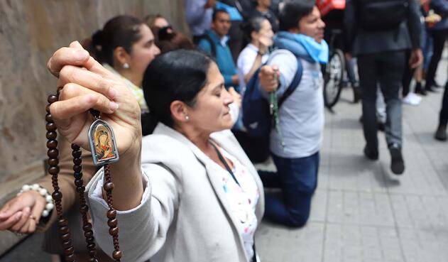 La ley en Colombia autoriza el aborto por tres causales: si la vida de la madre está en riesgo; si el feto tiene una malformación genética o si el embarazo es resultado de una violación.
