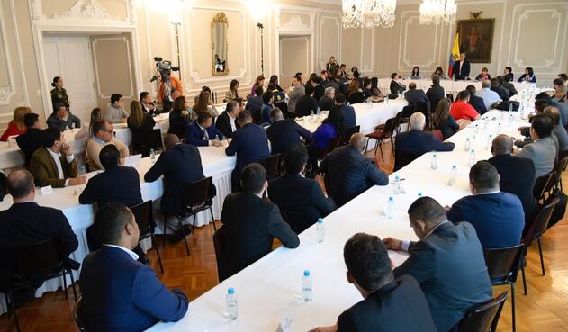 Alcalde de Popayán junto a otros mandatarios