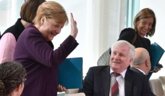 Horst Seehofer no estrechó la mano de Ángela Merkel