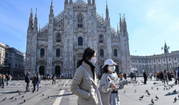 Milán, Italia: Mujeres usan máscaras por el coronavirus