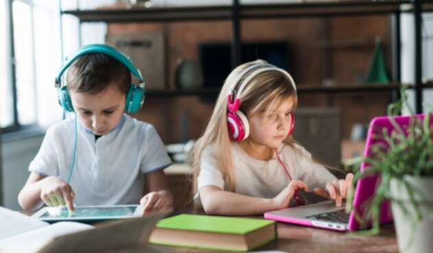 Niños estudiando online