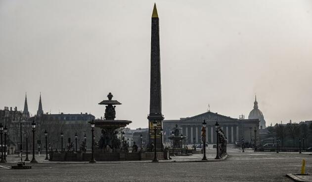 La Plaza de la Concordia totalmente desocupada a causa del coronavirus