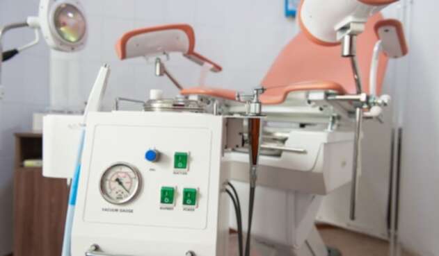 Silla ginecológica en centro médico
