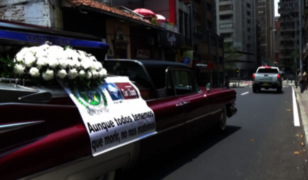 Carro fúnebre por las calles de Medellín.